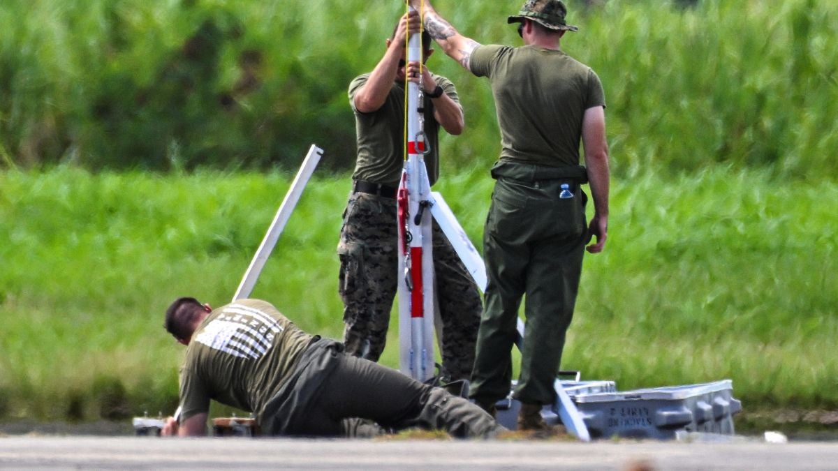 Marines de Estados Unidos, del Escuadrón de Cazas de Ataque 225, trabajan en el Aeropuerto José Aponte de la Torre, Puerto Rico, este 13 de septiembre de 2025 - Foto AFP