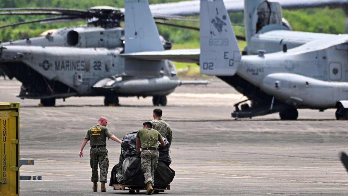 Marines de Estados Unidos, del Escuadrón de Cazas de Ataque 225, trabajan en el Aeropuerto José Aponte de la Torre, Puerto Rico, este 13 de septiembre de 2025 - Foto AFP
