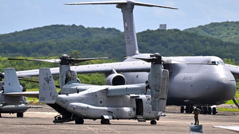 Un V-22 Osprey de la Infantería de Marina de los Estados Unidos y un Boeing C-5 Galaxy de la Fuerza Aérea, estacionados en el Aeropuerto José Aponte de la Torre, anteriormente Estación Naval Roosevelt Roads, el 13 de septiembre de 2025 en Ceiba, Puerto Rico - Foto AFP