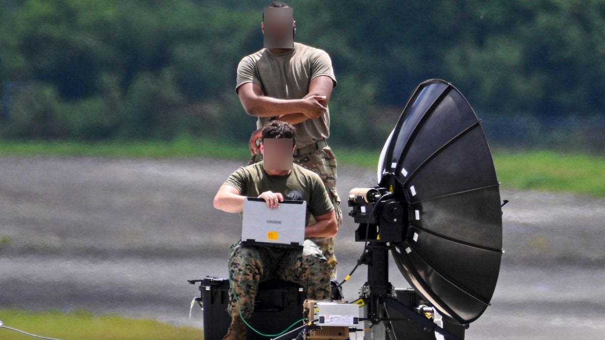 Marines de Estados Unidos, del Escuadrón de Cazas de Ataque 225, trabajan en el Aeropuerto José Aponte de la Torre, Puerto Rico, este 13 de septiembre de 2025 - Foto AFP