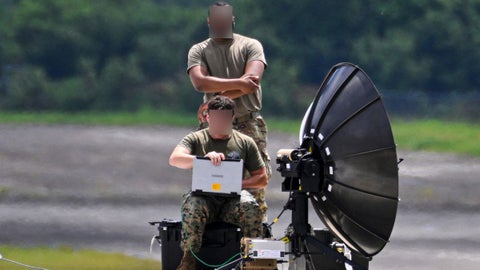 Marines de Estados Unidos, del Escuadrón de Cazas de Ataque 225, trabajan en el Aeropuerto José Aponte de la Torre, Puerto Rico, este 13 de septiembre de 2025 - Foto AFP