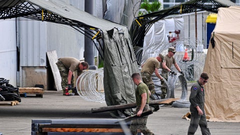 Marines de Estados Unidos, del Escuadrón de Cazas de Ataque 225, trabajan en el Aeropuerto José Aponte de la Torre, Puerto Rico, este 13 de septiembre de 2025 - Foto AFP