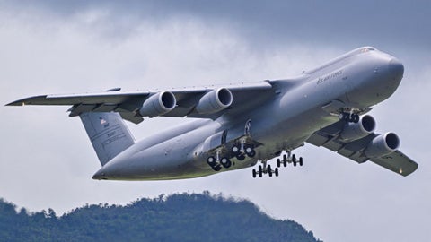 Un Boeing C-5 Galaxy de la Fuerza Aérea de Estados Unidos despega del Aeropuerto José Aponte de la Torre, antigua Estación Naval Roosevelt Roads, el 13 de septiembre de 2025 en Ceiba, Puerto Rico - Foto AFP
