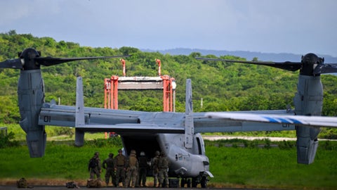 Infantes de marina estadounidenses desembarcan de un avión Osprey V-22 en el Aeropuerto José Aponte de la Torre, antigua Estación Naval Roosevelt Roads, el 13 de septiembre de 2025, en Ceiba, Puerto Rico - Foto AFP