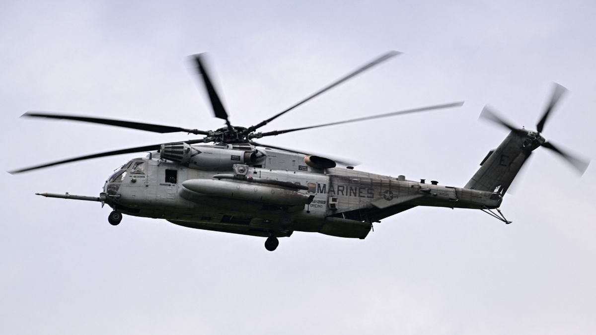 Un helicóptero CH-53K King Stallion de la Infantería de Marina de Estados Unidos vuela este 13 de septiembre en el Aeropuerto José Aponte de la Torre, Puerto Rico - Foto AFP