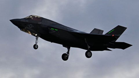 Un avión F-35-B de la Infantería de Marina de Estados Unidos se prepara para aterrizar en el Aeropuerto José Aponte de la Torre, antigua Estación Naval Roosevelt Roads, este 13 de septiembre de 2025 - Foto AFP