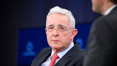 Expresidente Álvaro Uribe continuará su defensa en libertad - Foto: AFP