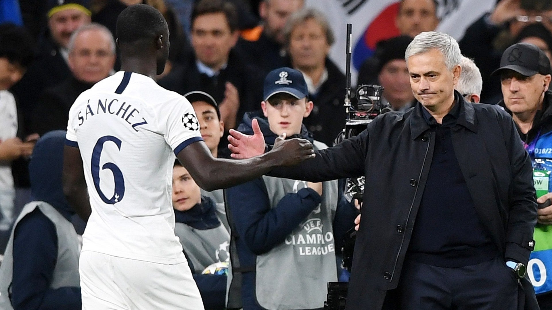 José Mourinho junto a Davinson Sánchez | Foto: EFE