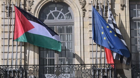 Banderas de Palestina y la UE (AFP)