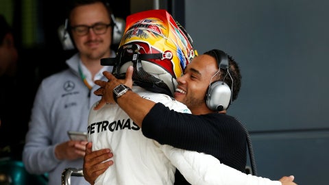 Lewis Hamilton y su hermano Nicolas Hamilton | Foto: EFE