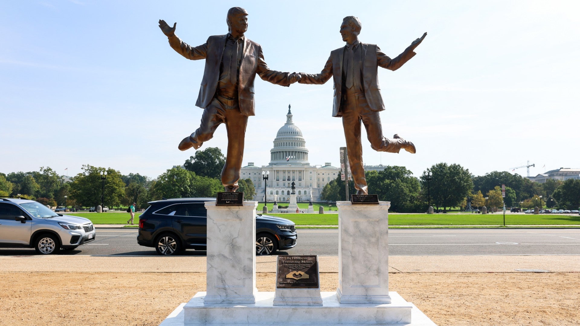 Estatua Donald Trump y Jeffrey Epstein en Washington | Foto: AFP