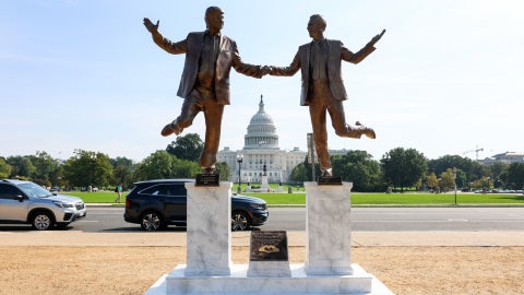 Estatua Donald Trump y Jeffrey Epstein en Washington | Foto: AFP