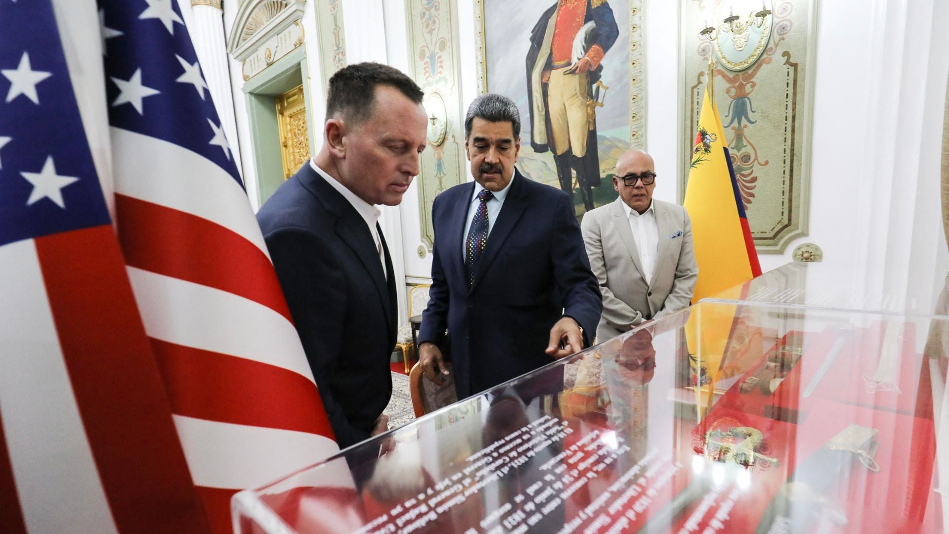 Richard Grenell y Nicolás Maduro (AFP)