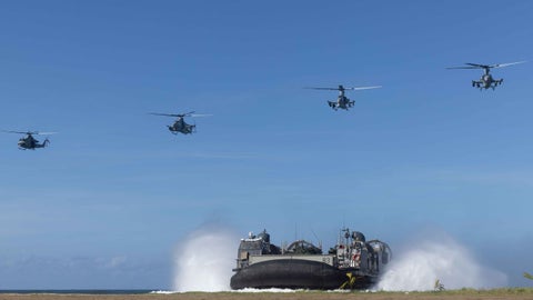 Expertos hablan sobre legalidad del despliegue militar ordenado por Trump en el Caribe