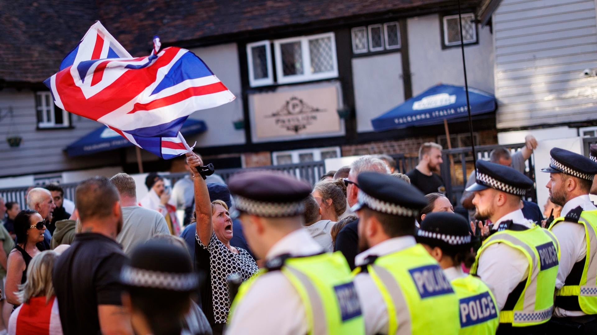 Protestas al frente de hoteles que albergan a personas asiladas en Reino Unido - Foto: EFE