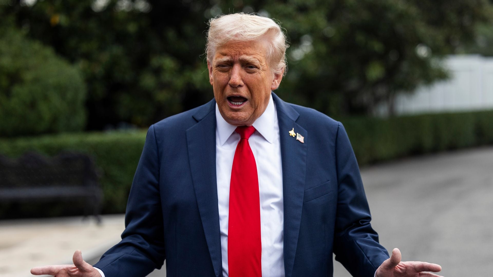 Donald Trump se dirige a la prensa a las afueras de la Casa Blanca - Foto EFE