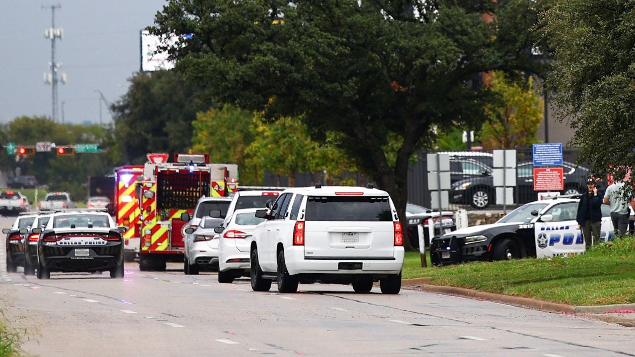 Personal policial y de emergencias cerca del lugar del tiroteo en ICE de Dallas, EE. UU. – Foto AFP