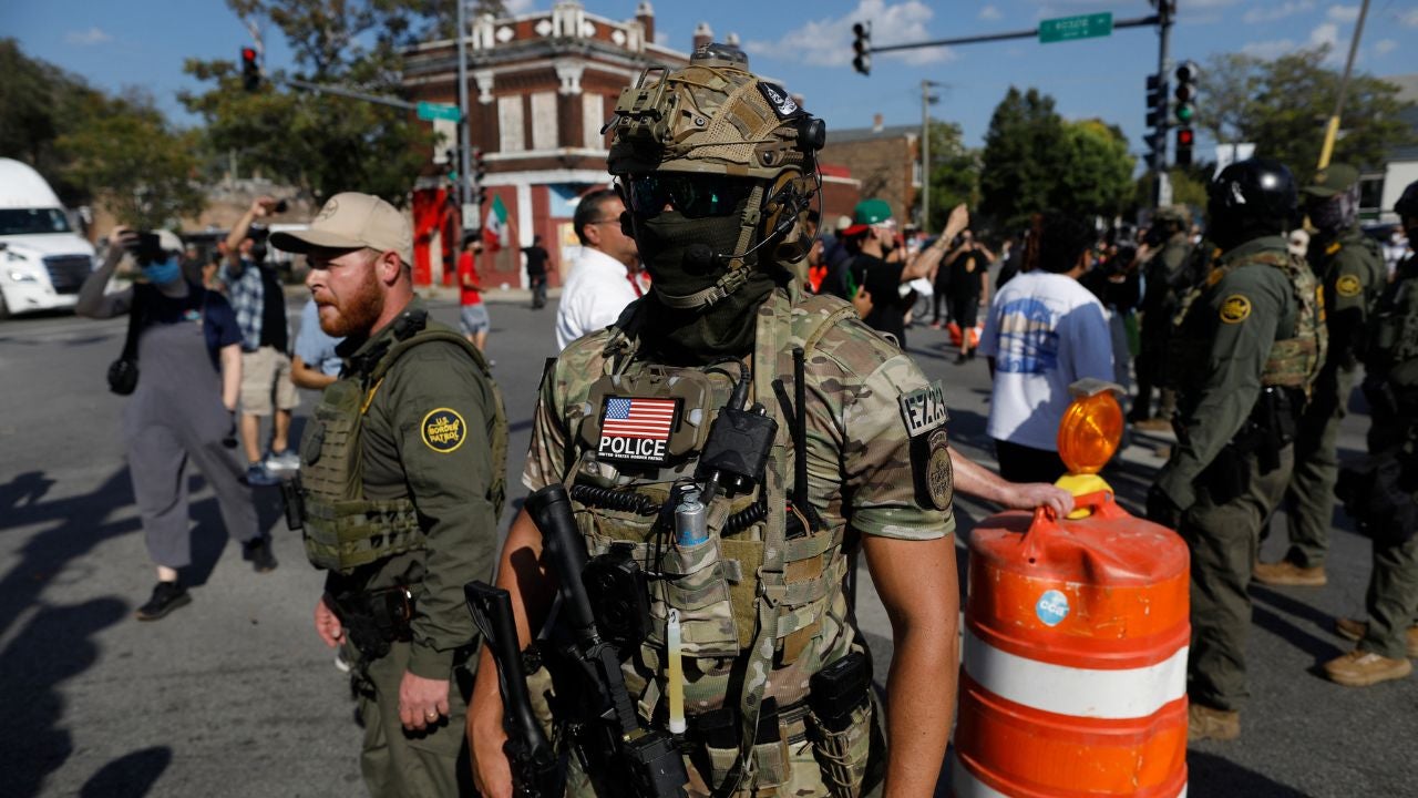 Agente enmascarado en operativo en Chicago luego de que agentes de Inmigración y Control de Aduanas (ICE) detuvieran a un hombre no identificado que viajaba en su automóvil lo que provocó protestas de los habitantes-Foto: AFP