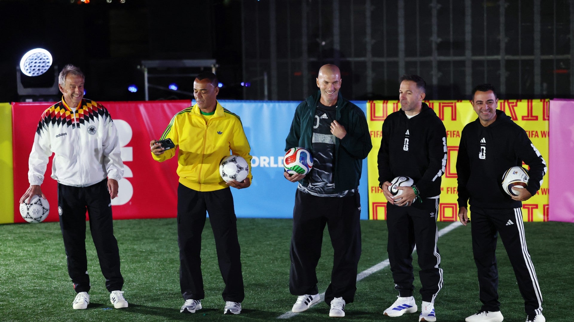 Campeones del mundo en la presentación del balón 'Trionda': Jürgen Klinsmann, Cafu, Alessandro Del Piero, Zinedine Zidane, y Xavi Hernandez | Foto: AFP