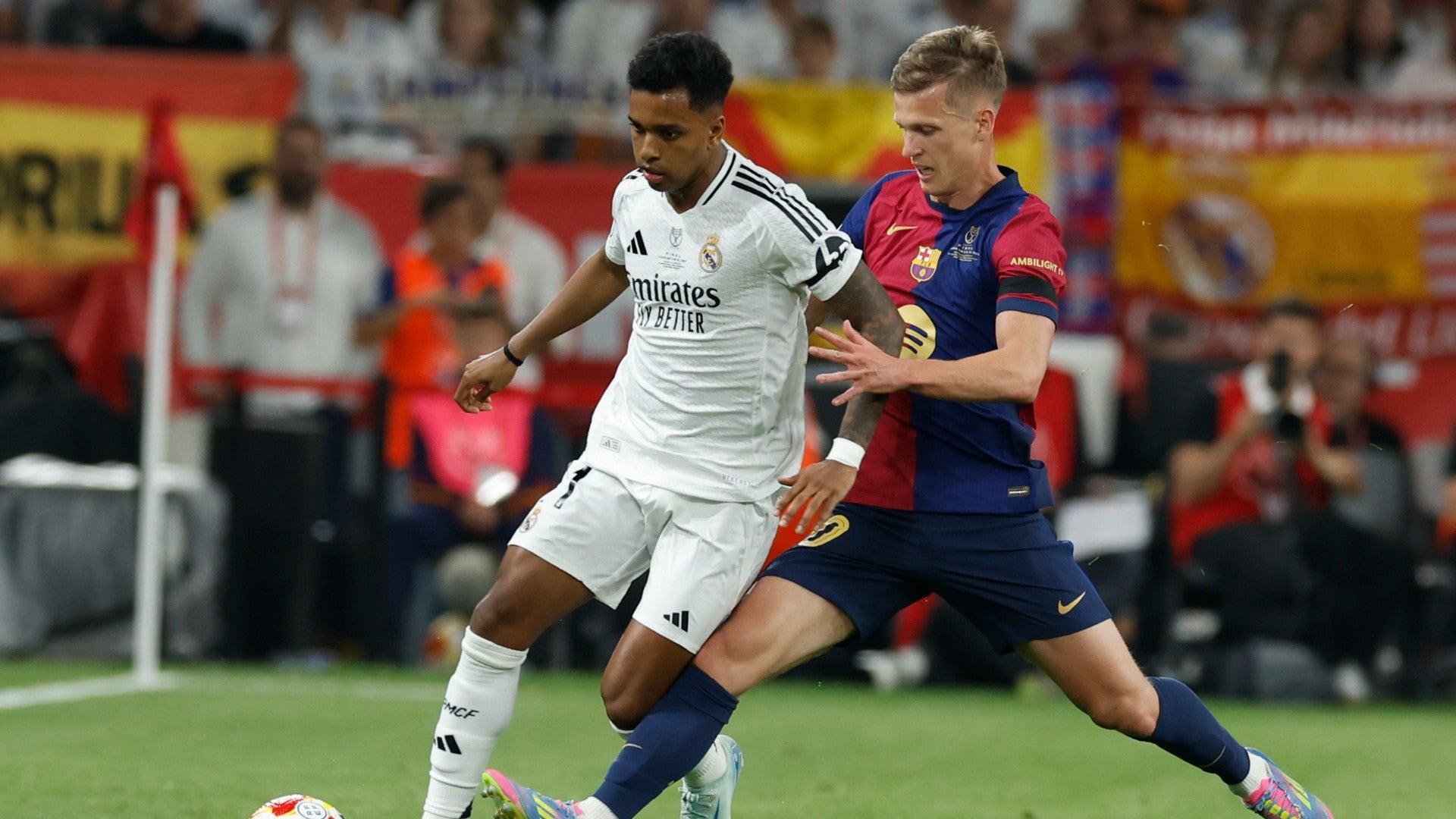 Rodrygo disputando un balón con el jugdor del Barcelona Dani Olmo | Foto: EFE