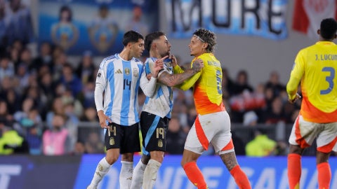 Nicolás Otamendi peleando con Richard Ríos | Foto: EFE