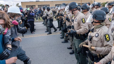 Manifestantes en Chicago contra de la campaña de deportación de Trump - Foto EFE