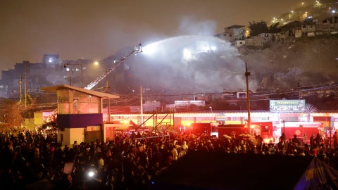 Cuatro heridos y al menos 100 viviendas afectadas deja incendio en Perú