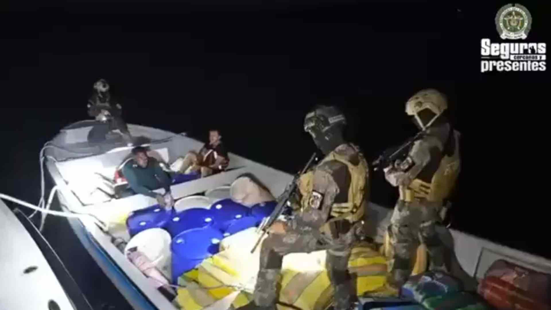 Detención de lancha con droga en el Pacífico - Foto por Gobierno de Colombia Detención de lancha con droga en el Pacífico - Foto por Gobierno de Colombia