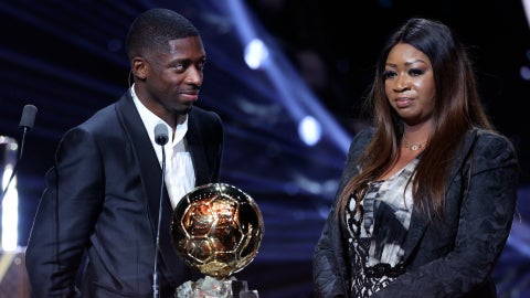 Dembéle junto a su madre en la ceremonia del Balón de Oro 2025 | Foto: AFP