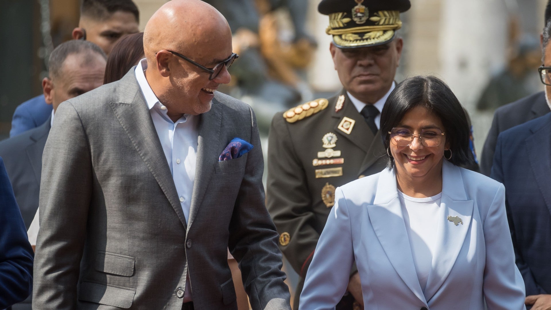 El presidente de la Asamblea Nacional Jorge Rodríguez junto a su hermana, la vicepresidenta del régimen venezolano, Delcy Rodríguez | Foto: EFE
