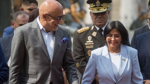 El presidente de la Asamblea Nacional Jorge Rodríguez junto a su hermana, la vicepresidenta del régimen venezolano, Delcy Rodríguez | Foto: EFE