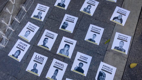 Fotografía que muestra carteles en una actividad de oración por los presos políticos en Venezuela. (EFE)