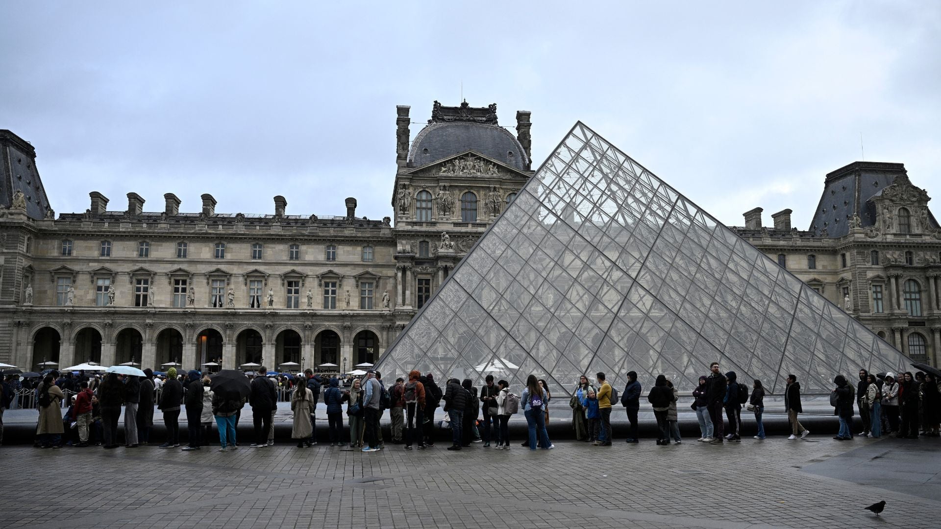 El Louvre cierra sus puertas por segundo día tras impactante robo - Foto AFP