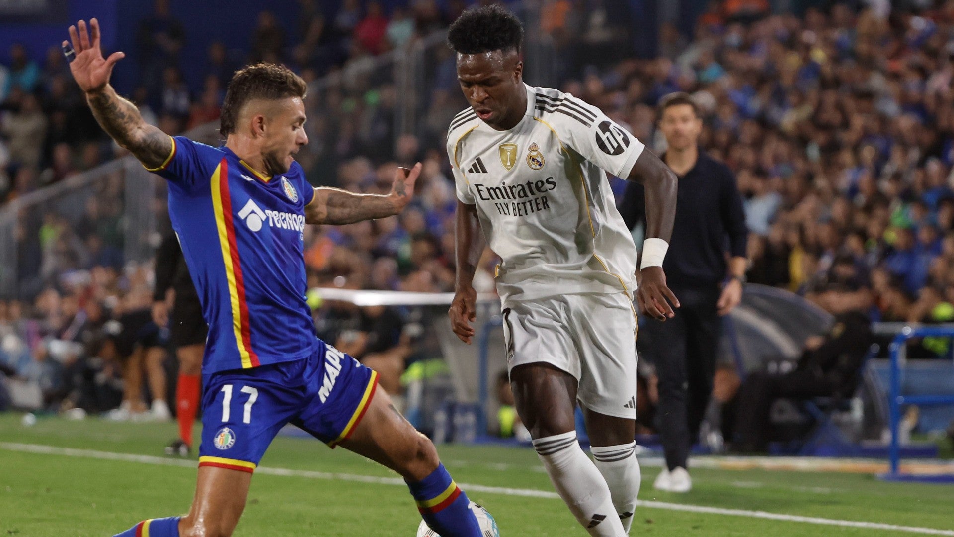 Vinicius y el futbolista del Getafe Kiko Femenía | Foto: EFE