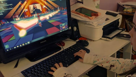 Menor jugando Roblox - Foto EFE