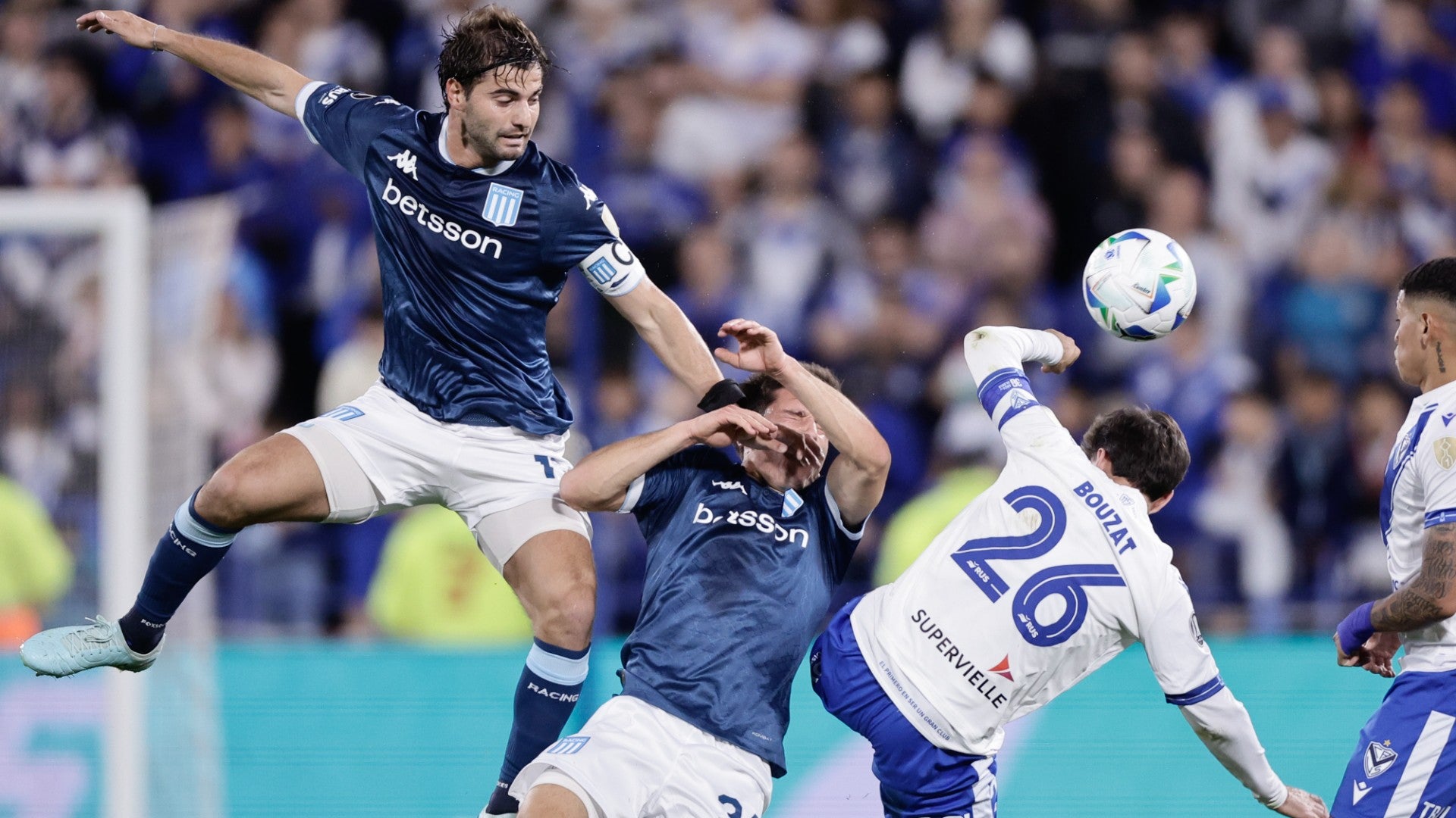 Futbolista de Racing Santiago Sosa disputando un balón en la Copa Libertadores | Foto: EFE