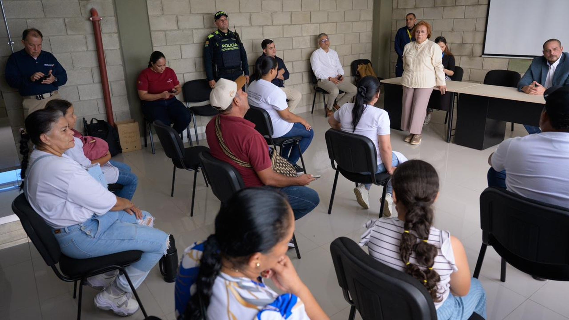 Familiares reunidos con las autoridades de Colombia