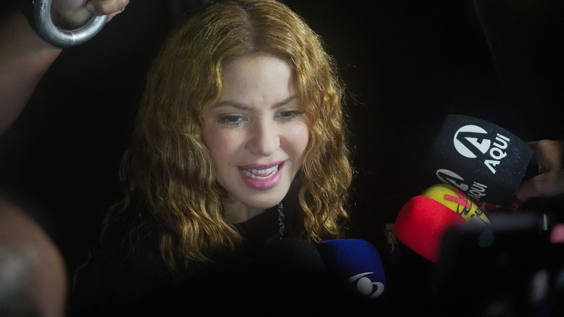 La cantante colombiana Shakira habla con periodistas este viernes, en Cali (Colombia)-Foto: EFE