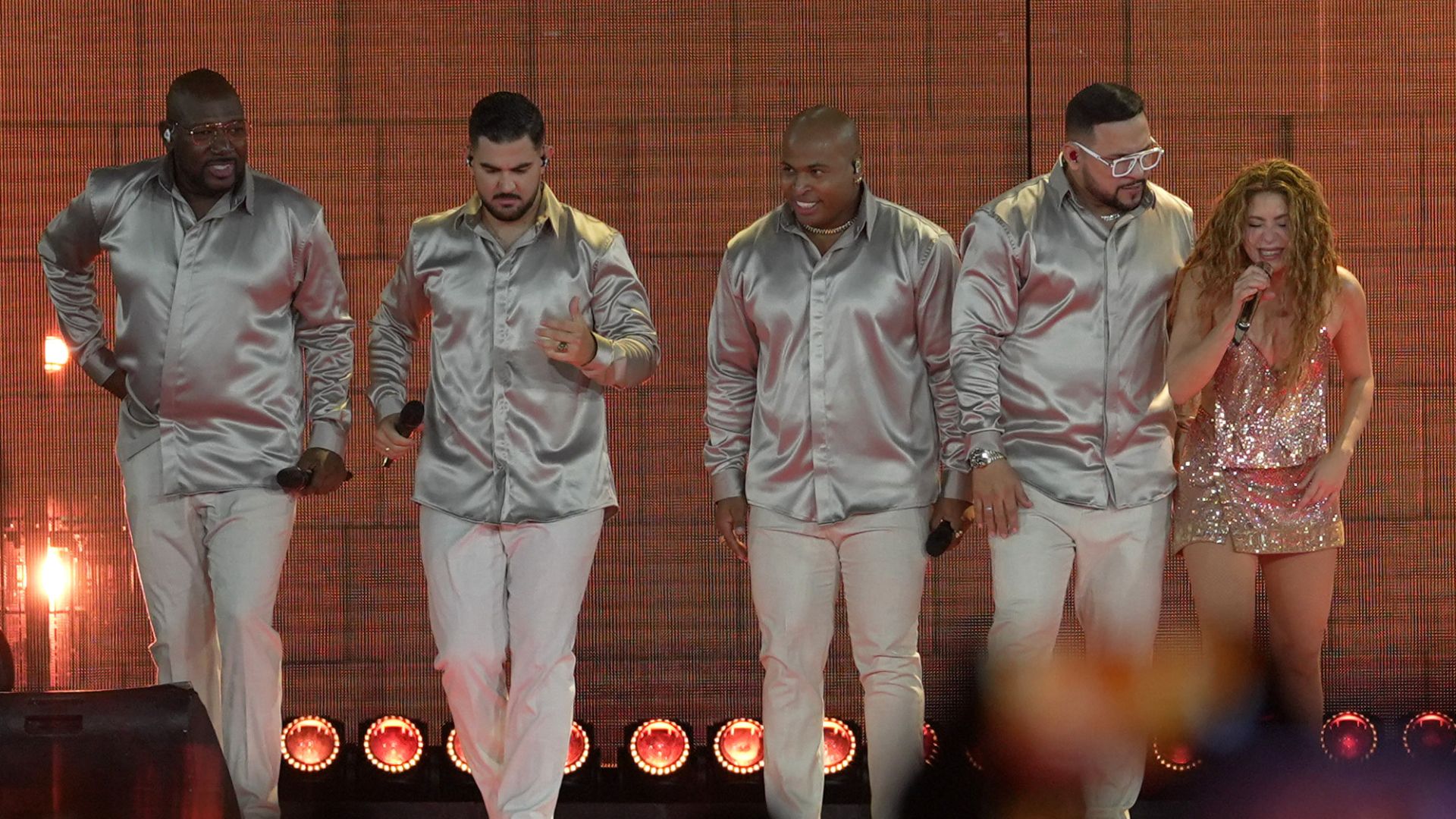 Shakira se presenta junto a la orquesta de salsa Grupo Niche en Cali, Colombia-Foto: EFE