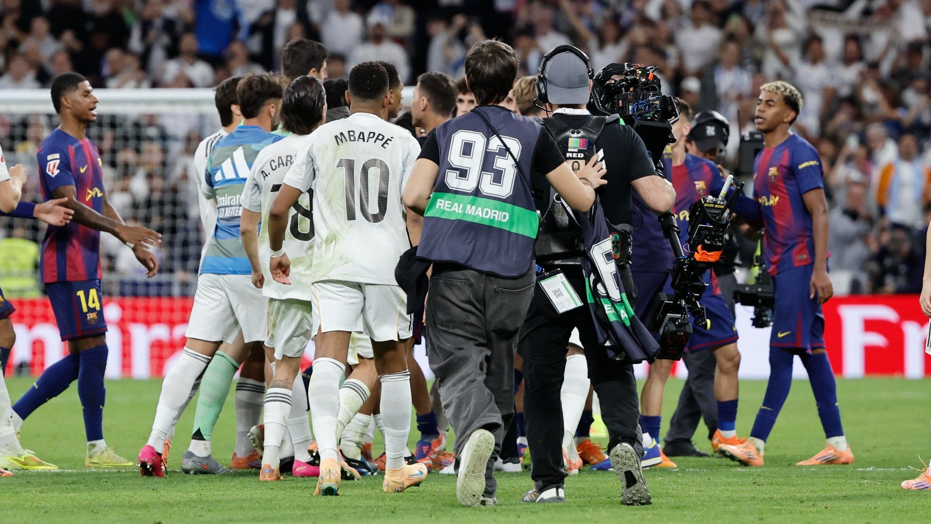 Pelea al final del partido entre el Real Madrid y el Barcelona / FOTO: EFE