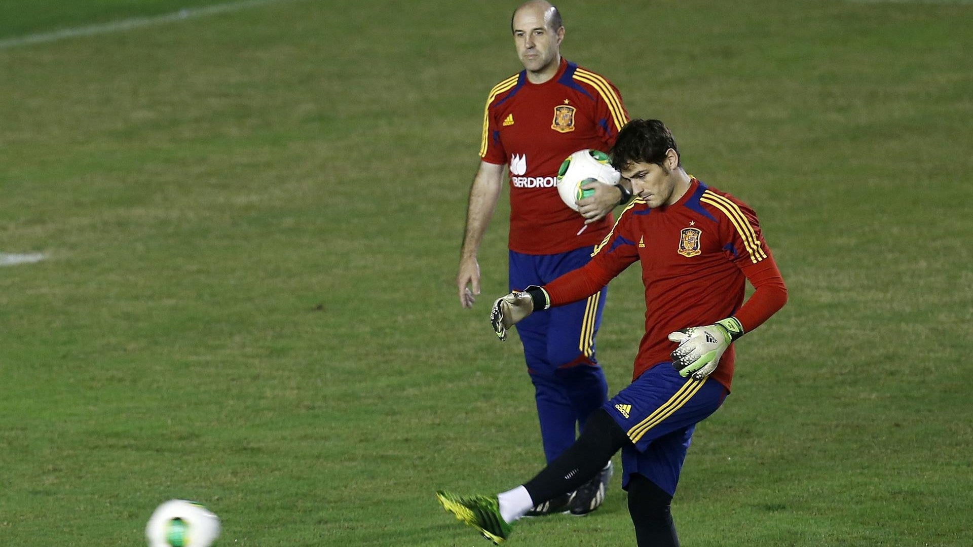 El exarquero de la selección española, Iker Casillas y el expreparador José Manuel Ochotorena, quien falleció este lunes. (EFE)