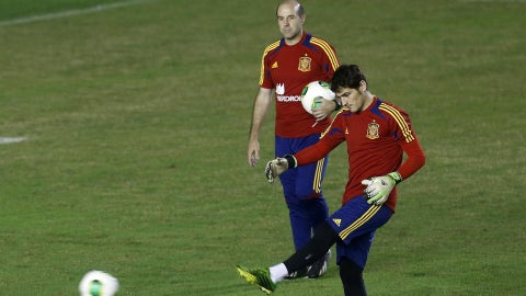 El exarquero de la selección española, Iker Casillas y el expreparador José Manuel Ochotorena, quien falleció este lunes. (EFE)