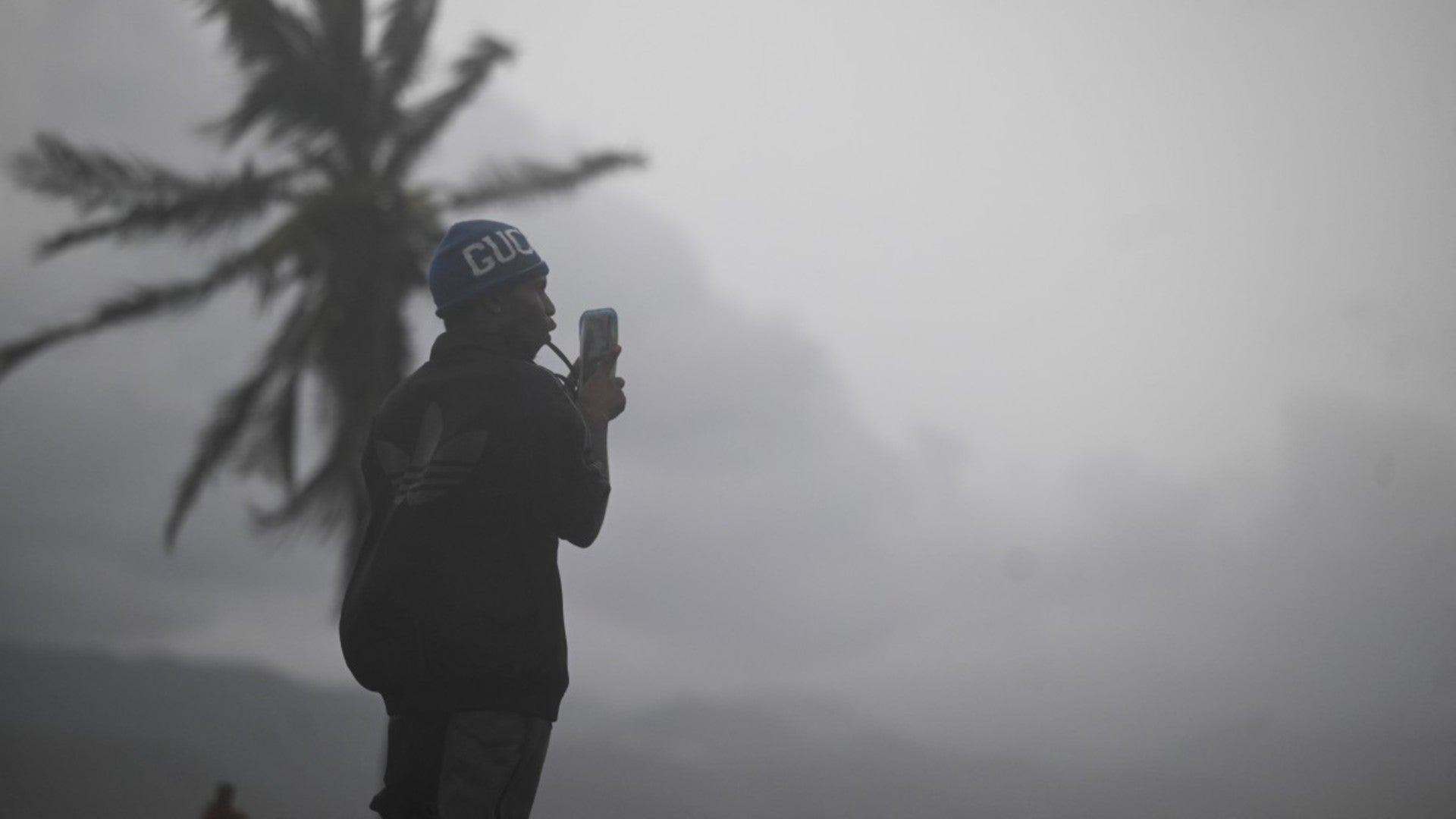Un hombre en Kingston, Jamaica, a horas del impacto de Melissa. (AFP)
