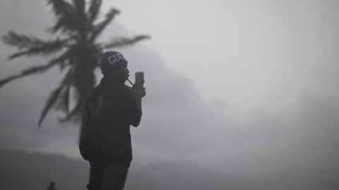 Un hombre en Kingston, Jamaica, a horas del impacto de Melissa. (AFP)