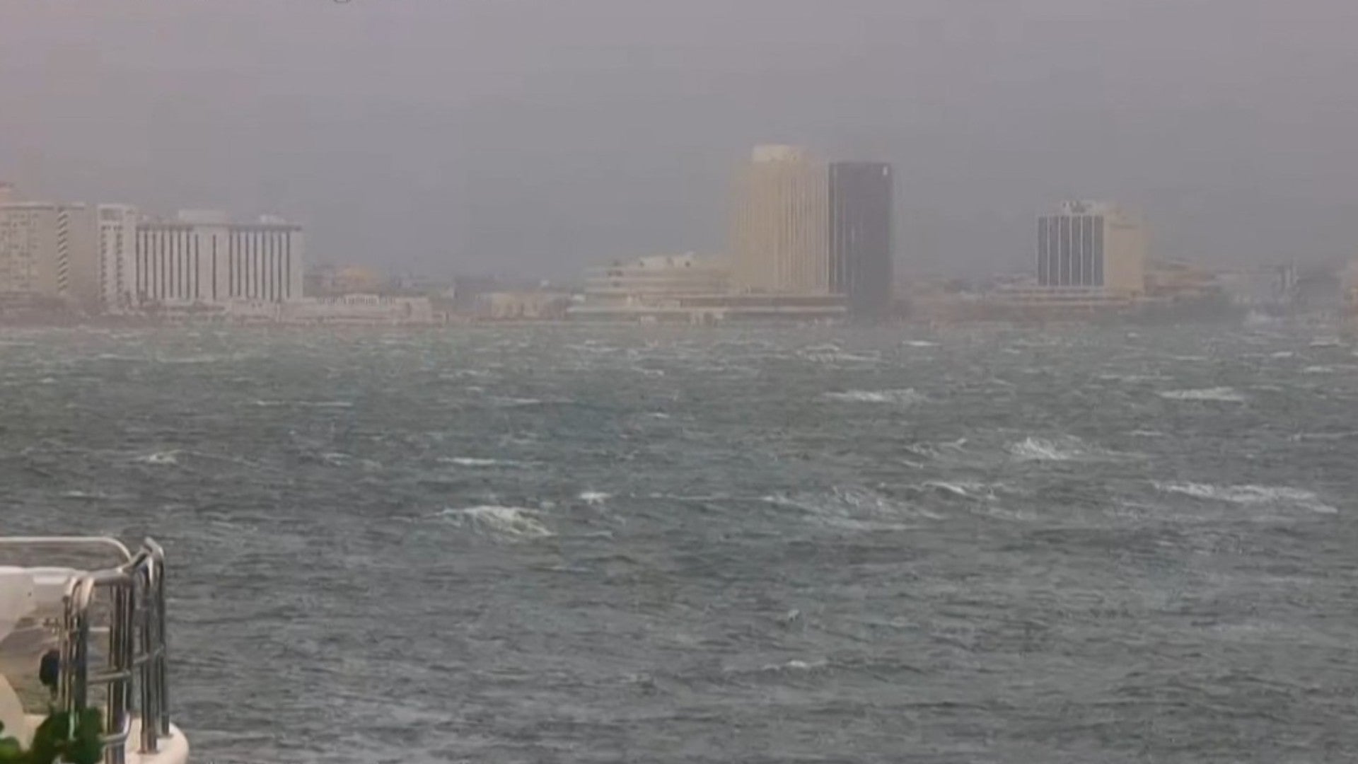 Vista de Jamaica a horas de llegada del huracán Melissa el martes 28 de octubre de 2025. (AFP)