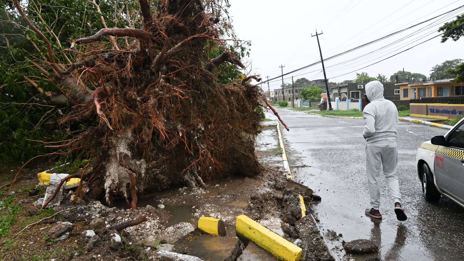 Huracán Melissa se degrada a categoría 4 mientras golpea Jamaica