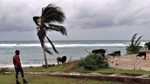 Cubanos se refugian lejos de la costa ante la llegada de huracán Melissa - Foto EFE