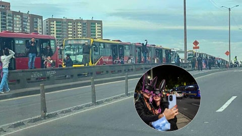 Bloqueo de buses de TransMilenio en Bogotá - Foto NTN24/ Bogotanos celebran Halloween - Foto AFP