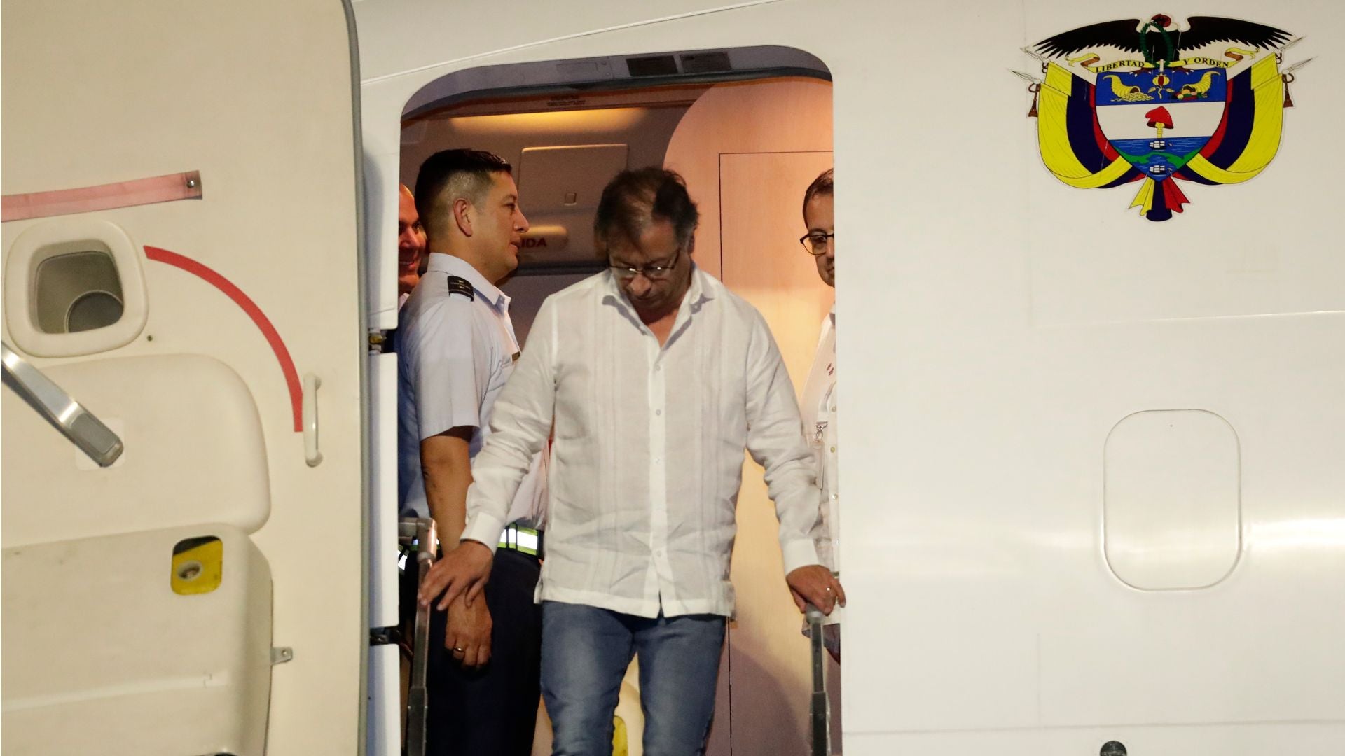 Gustavo Petro en avión presidencial - Foto EFE