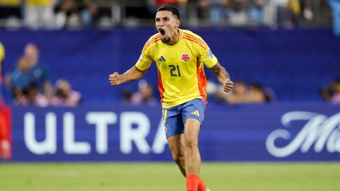 Daniel Muñoz entró en el top 5 de los futbolistas que mayor recorrido en 9 fechas de la Premier 2025-2026 - Foto: EFE